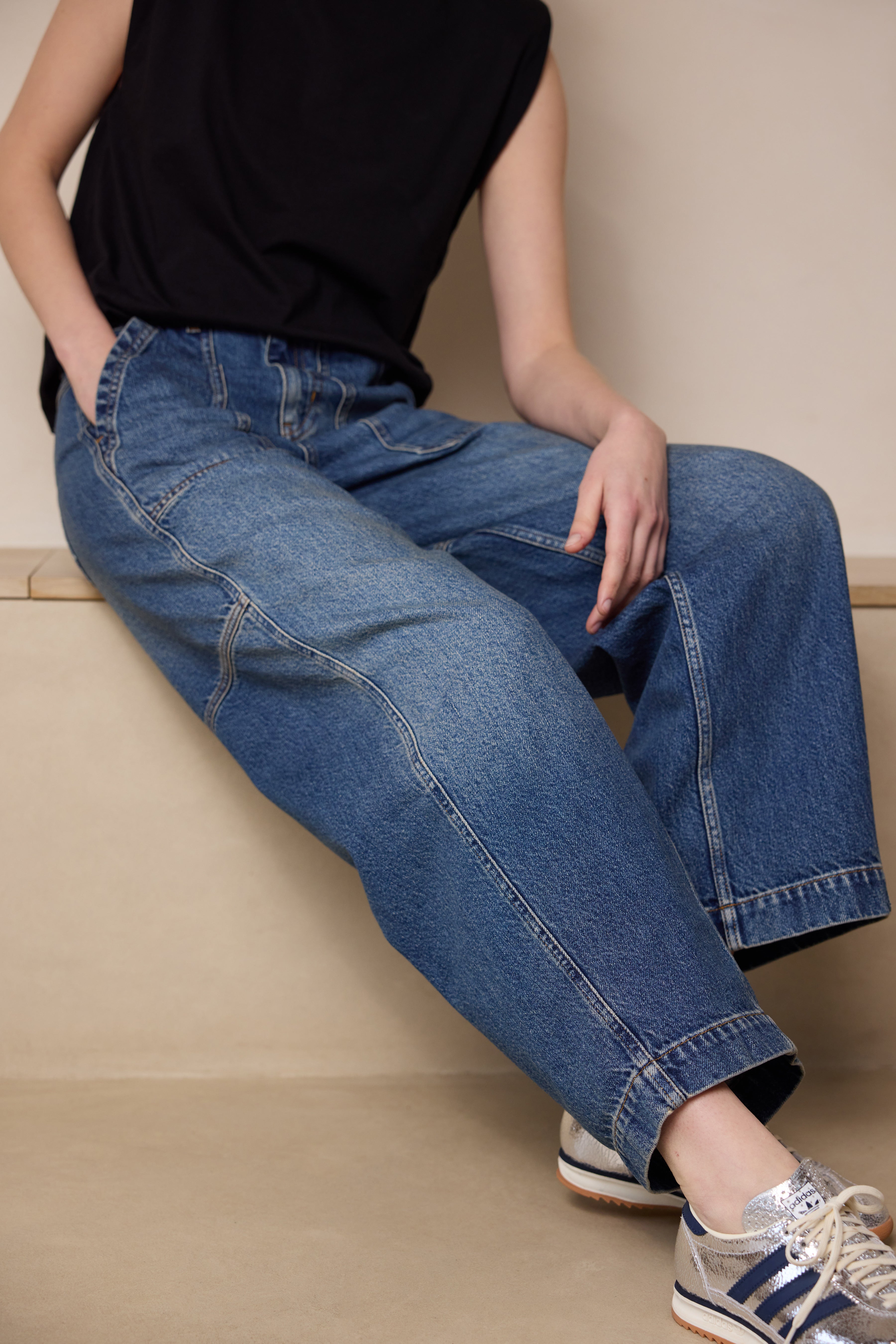 Billie Barrel Leg Jeans - Mid Wash