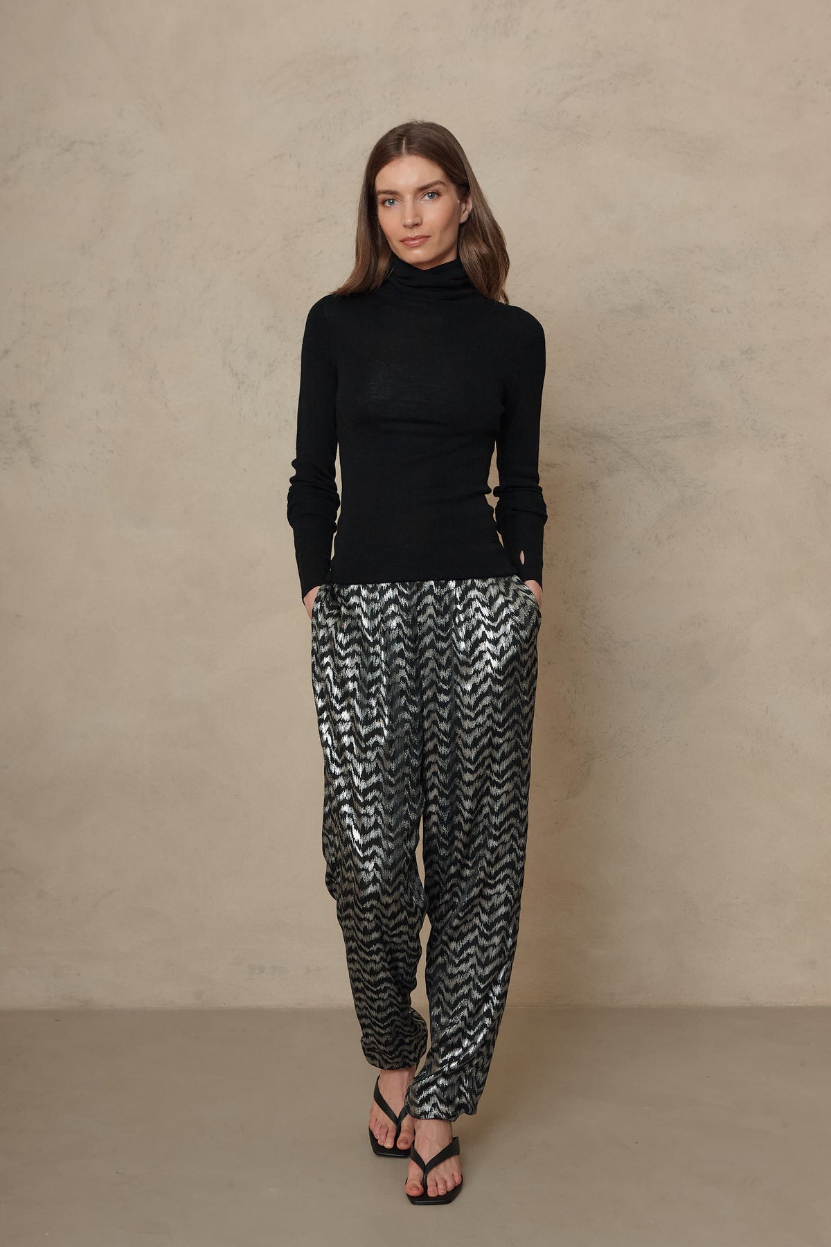 Gwyneth fine merino roll neck in black