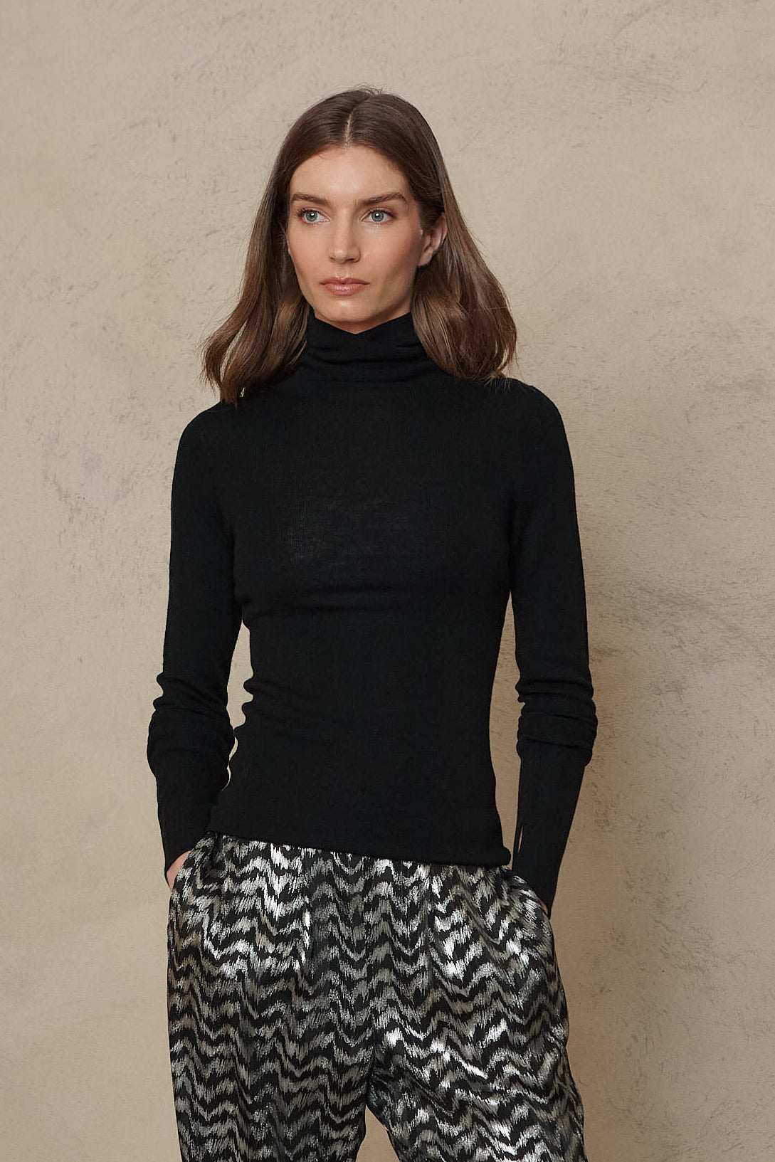 Gwyneth fine merino roll neck in black
