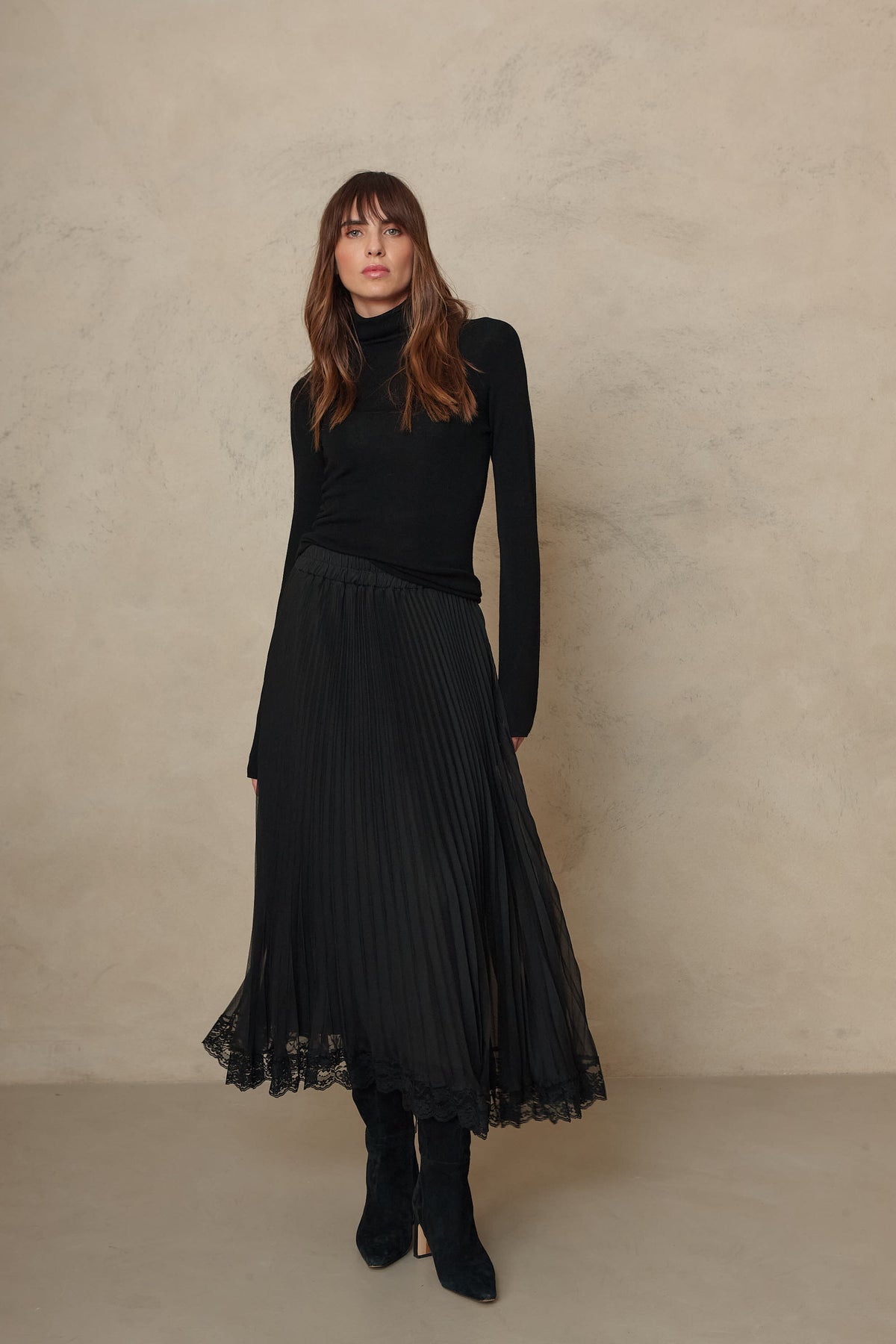 Gwyneth fine merino roll neck in black