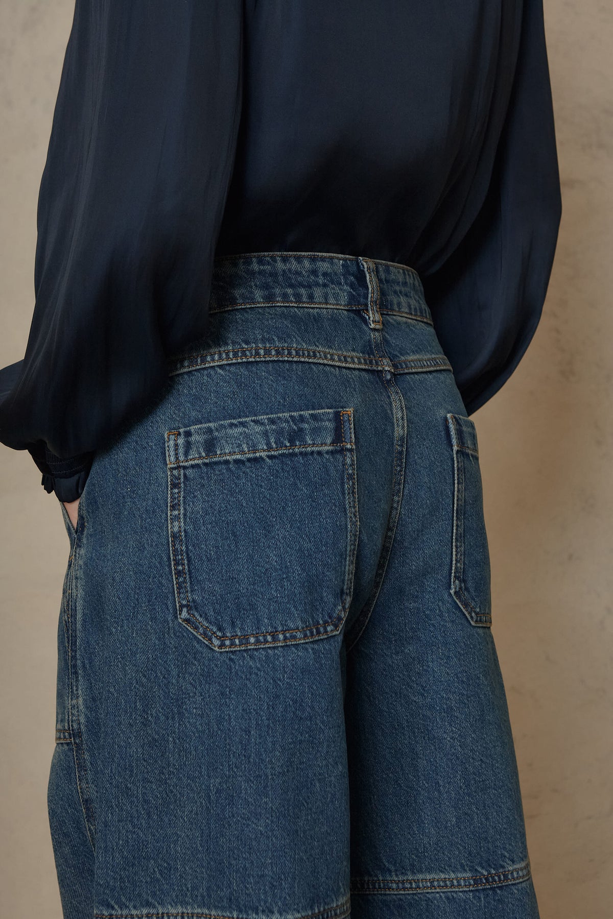 Billie Barrel Leg Jeans - Mid Wash