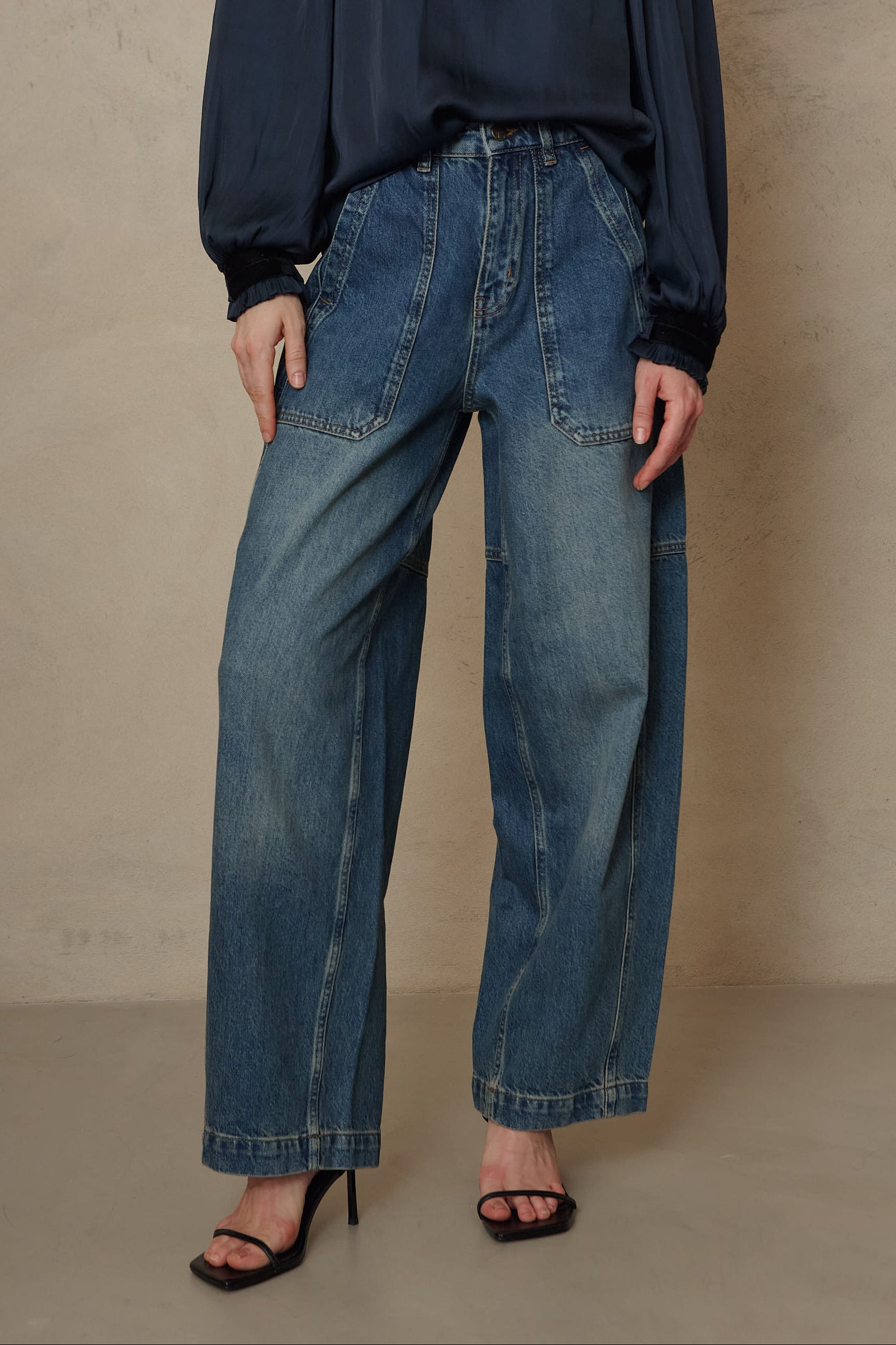 Billie Barrel Leg Jeans - Mid Wash