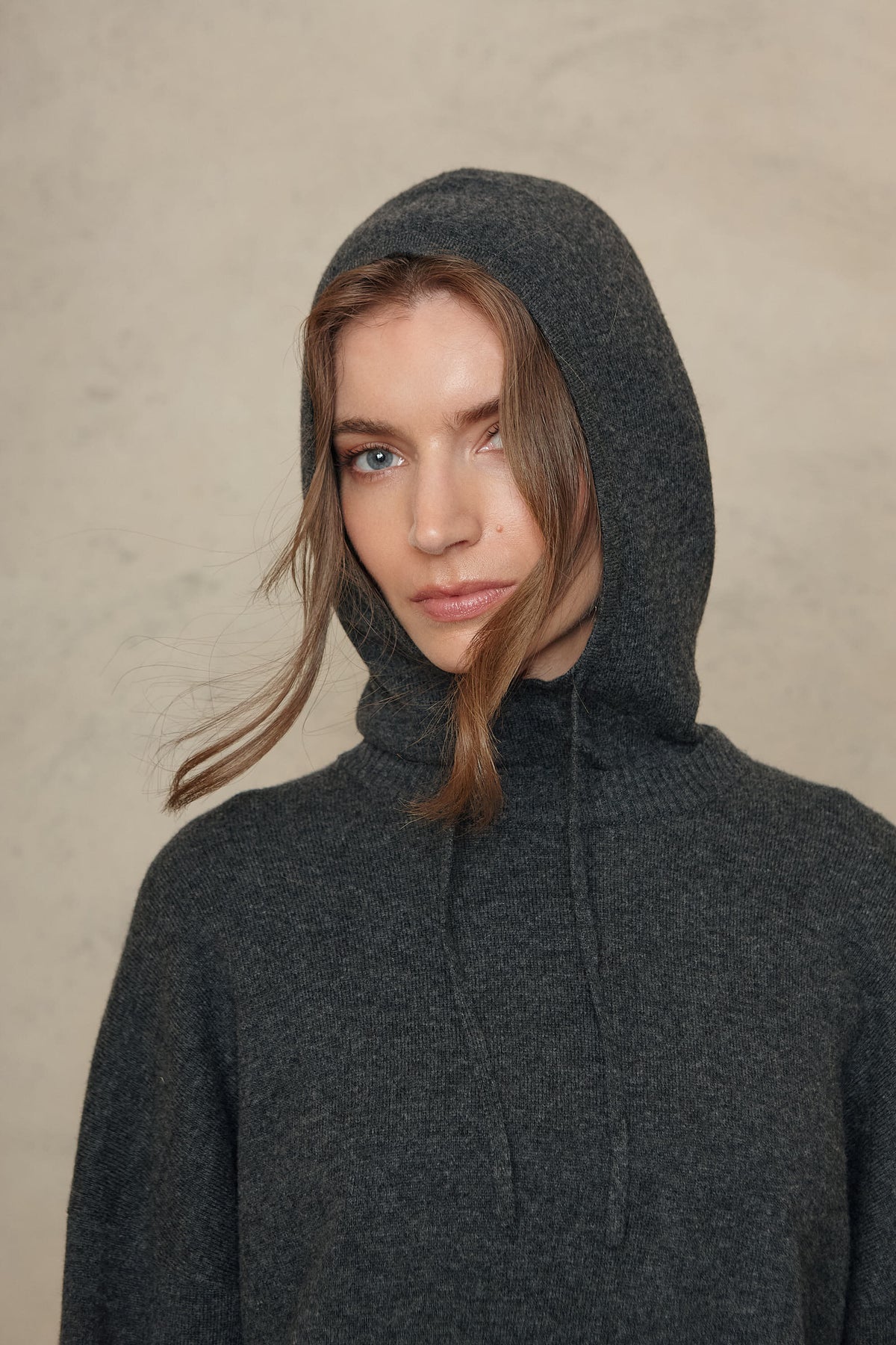Heidi cashmere blend hoodie in charcoal