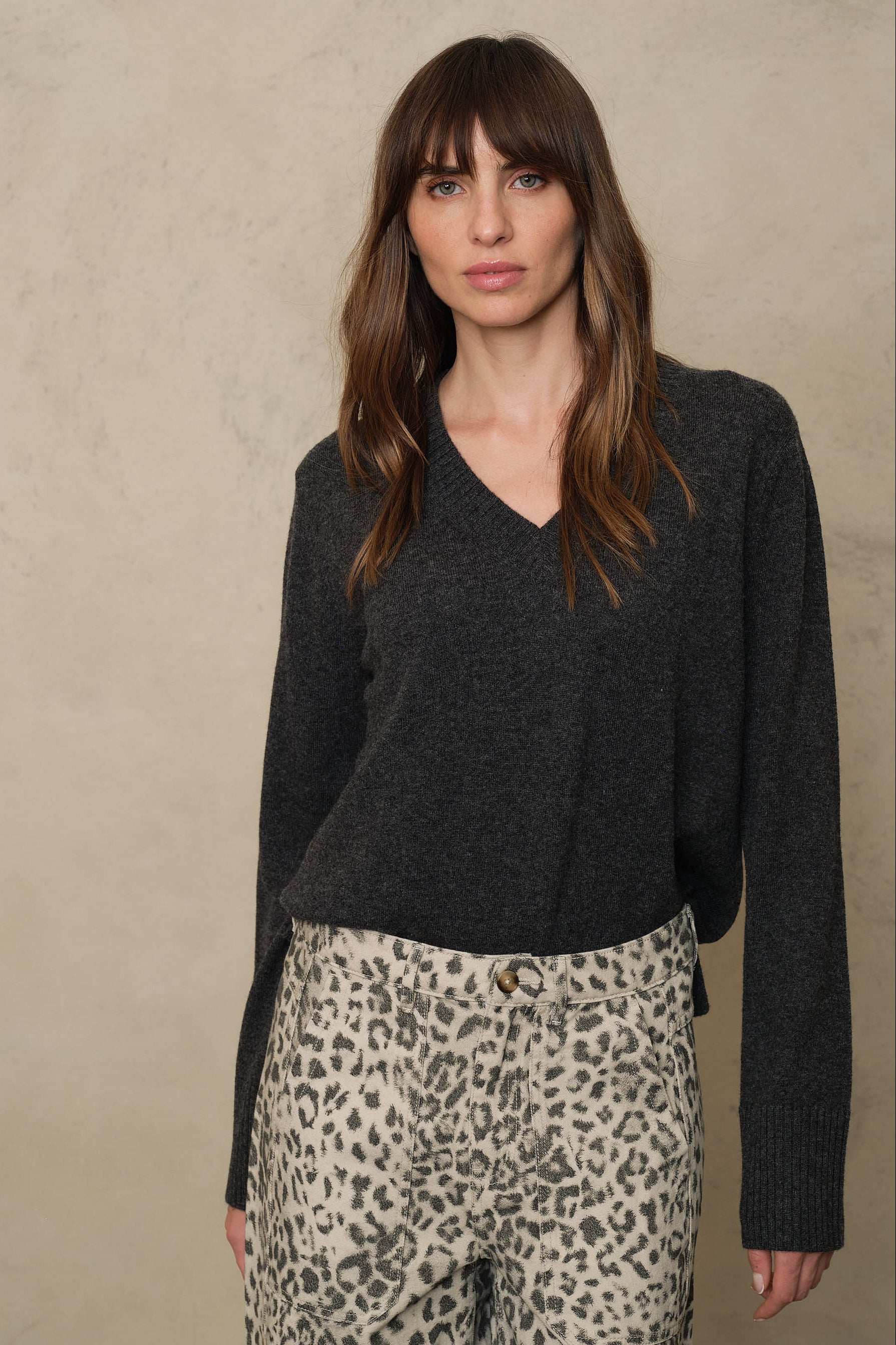 Nian V-Neck Cashmere Blend Jumper - Charcoal