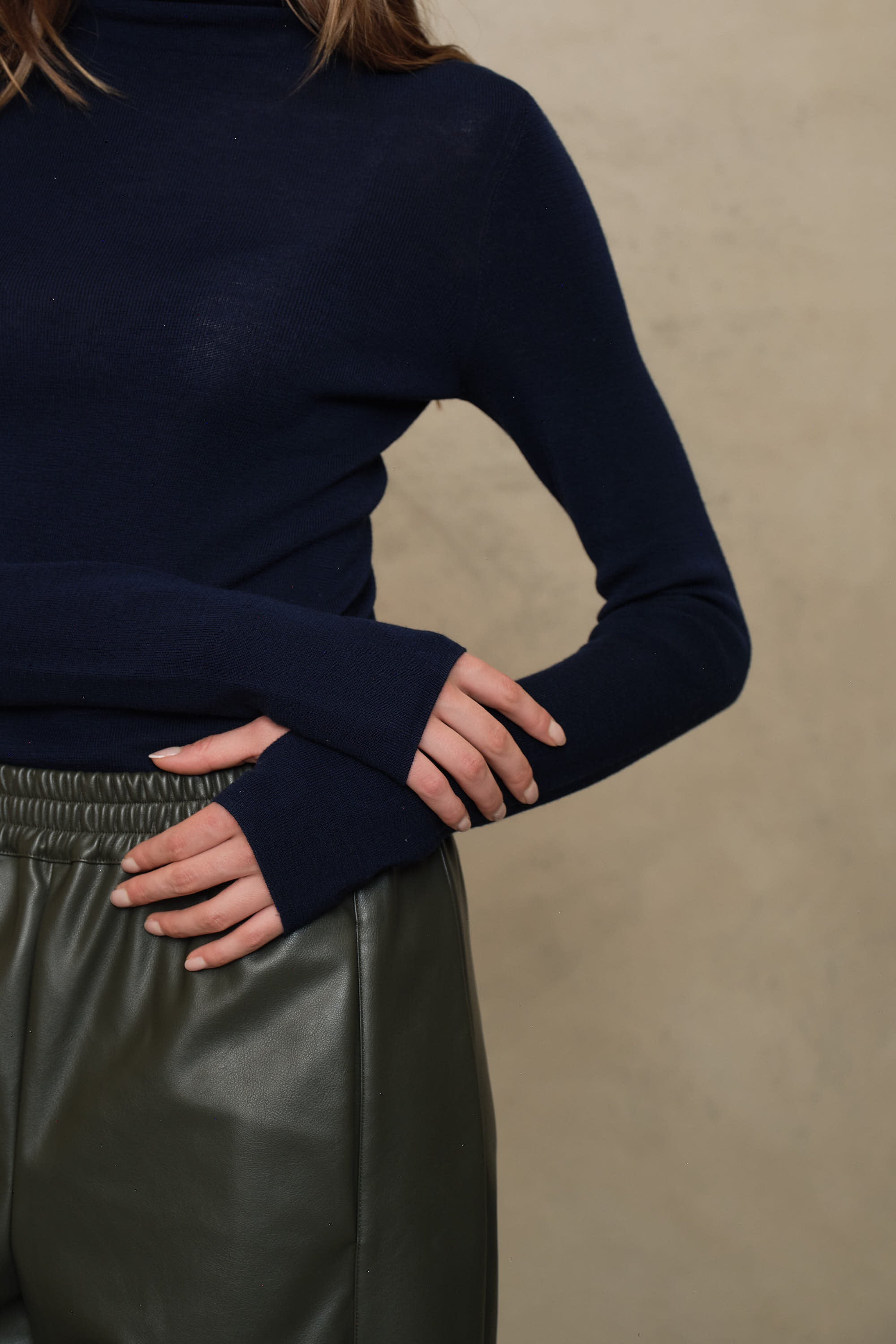 Gwyneth fine merino roll neck in navy