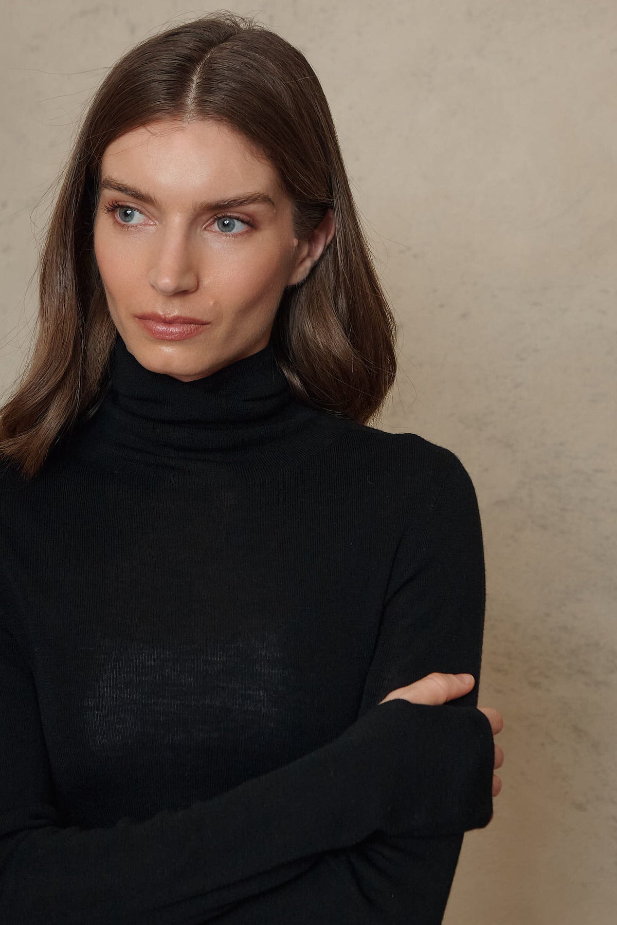 Gwyneth fine merino roll neck in black