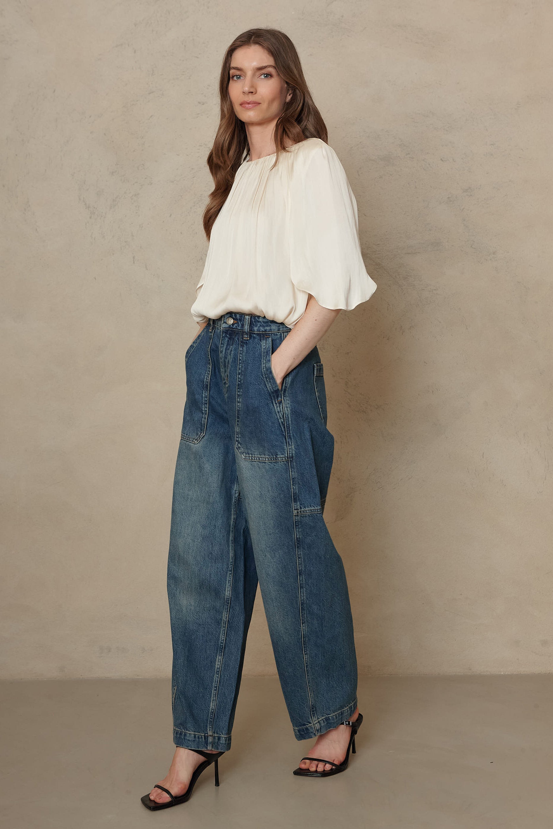 Billie Barrel Leg Jeans - Mid Wash