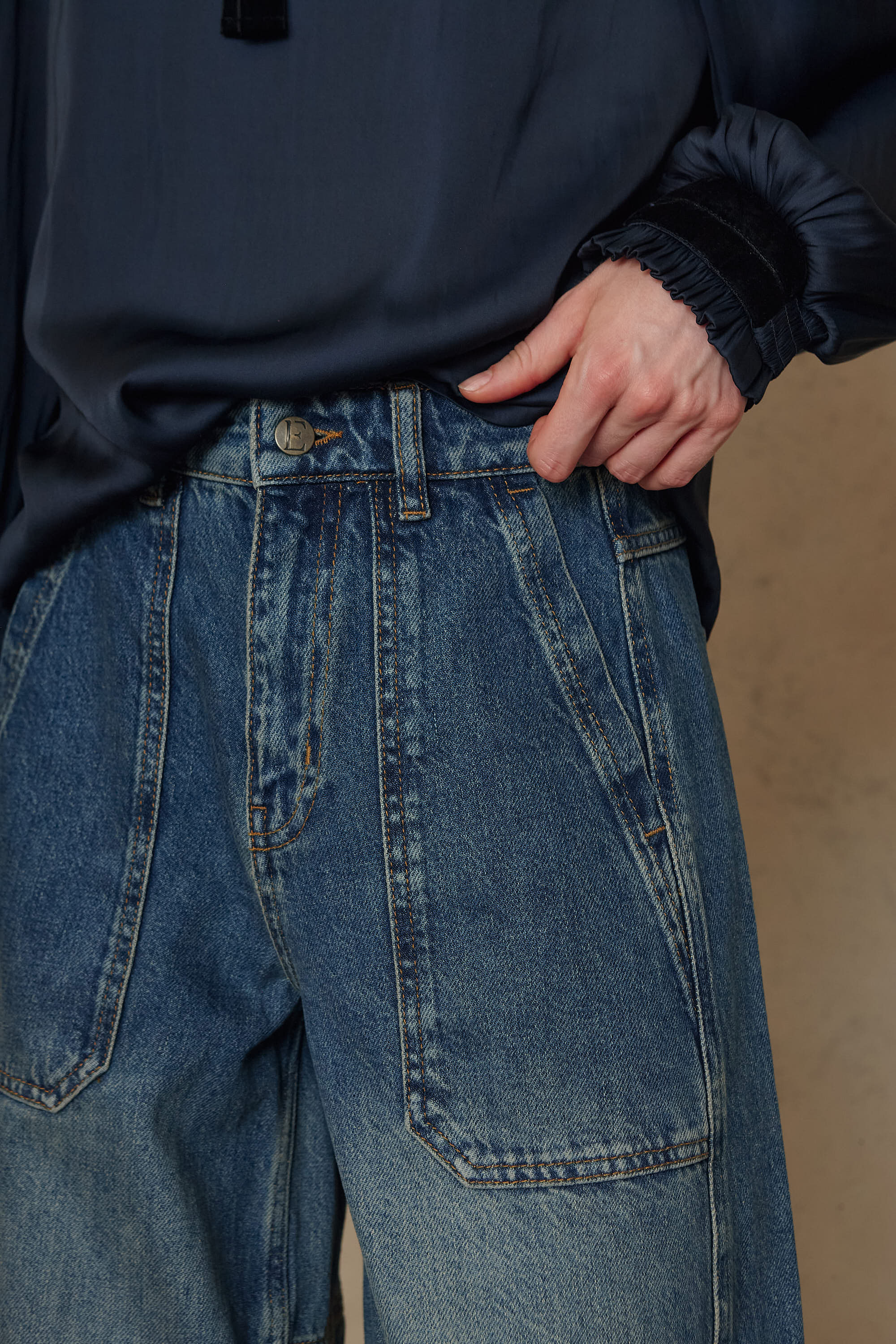 Billie Barrel Leg Jeans - Mid Wash