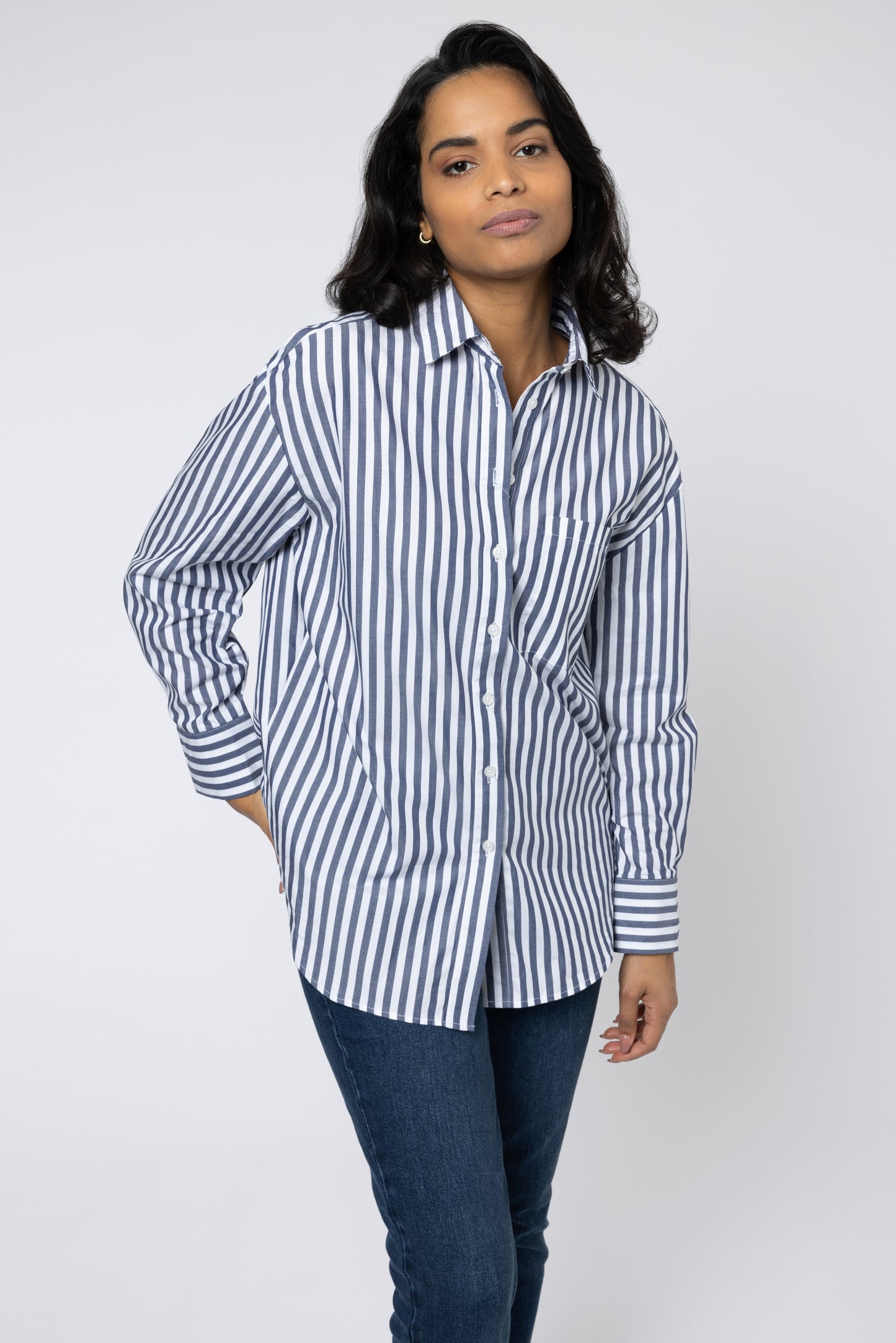 THE PERFECT CROSS BACK SHIRT (WHITE/NAVY)
