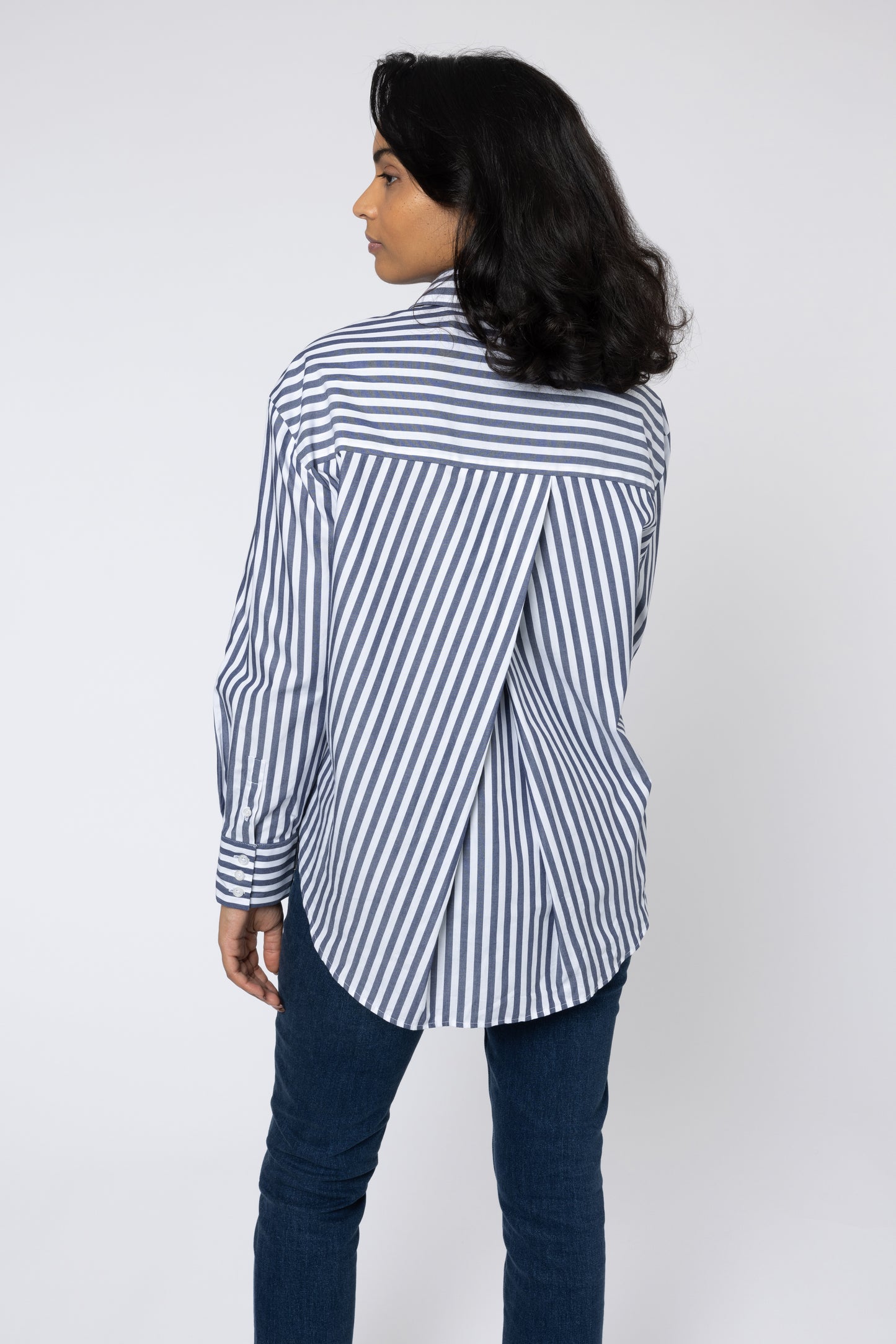THE PERFECT CROSS BACK SHIRT (WHITE/NAVY)