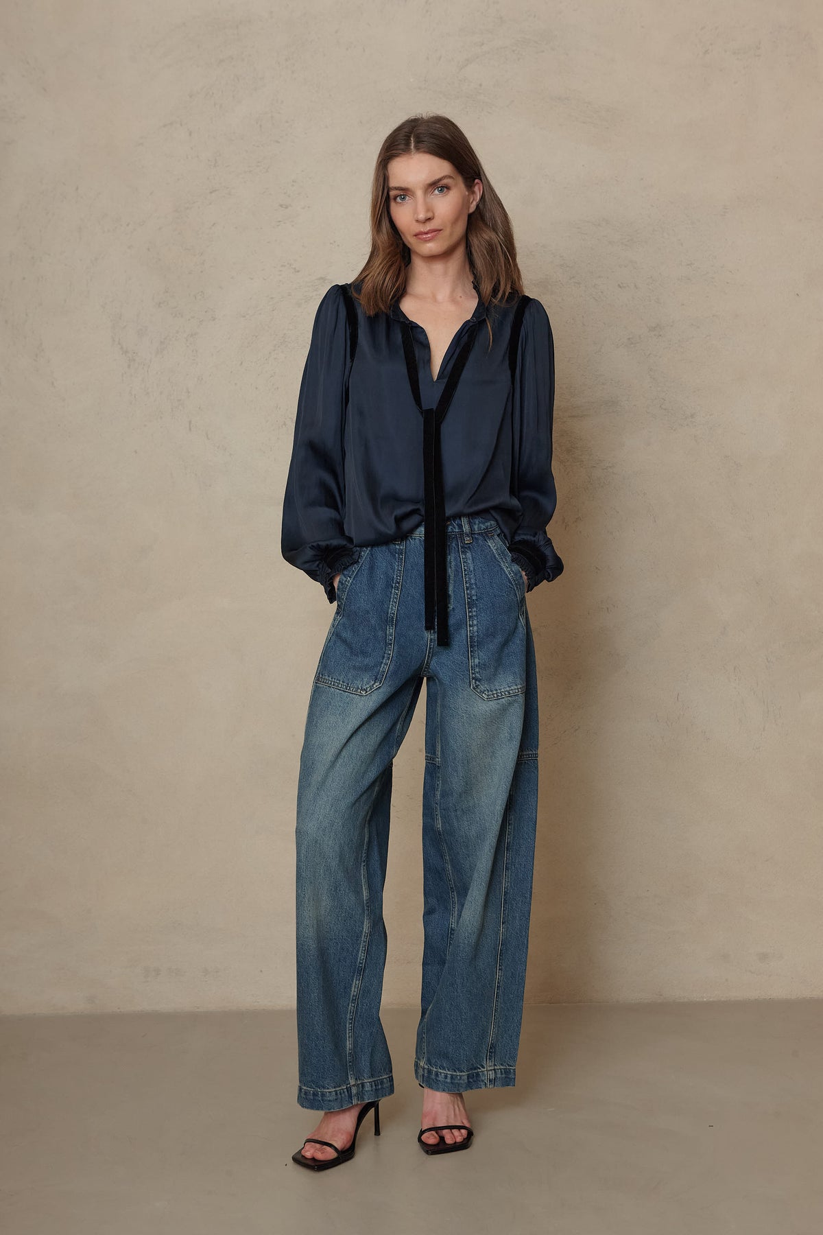 Billie Barrel Leg Jeans - Mid Wash