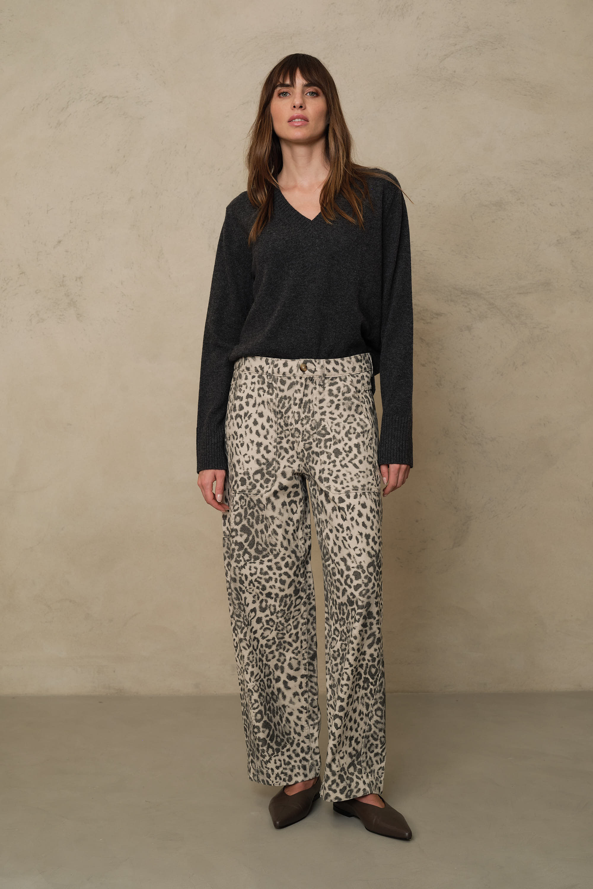 Nian V-Neck Cashmere Blend Jumper - Charcoal