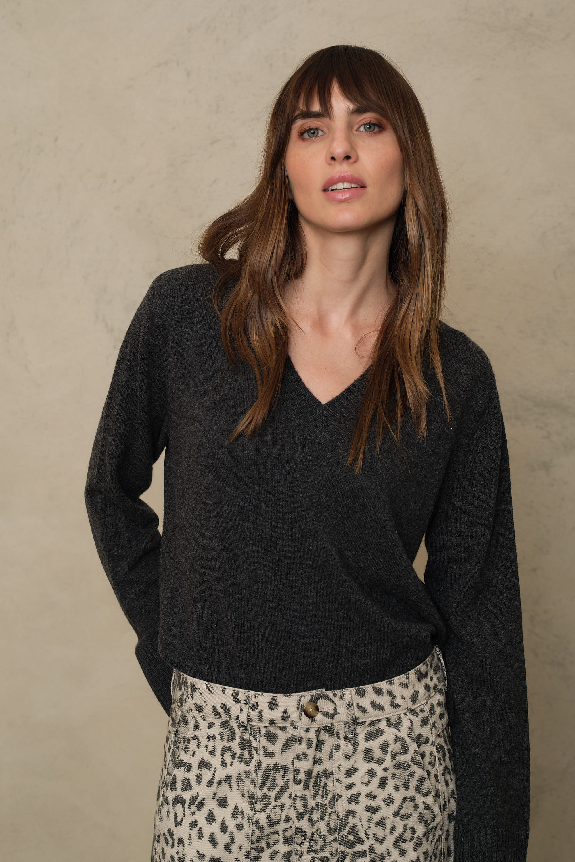 Nian V-Neck Cashmere Blend Jumper - Charcoal