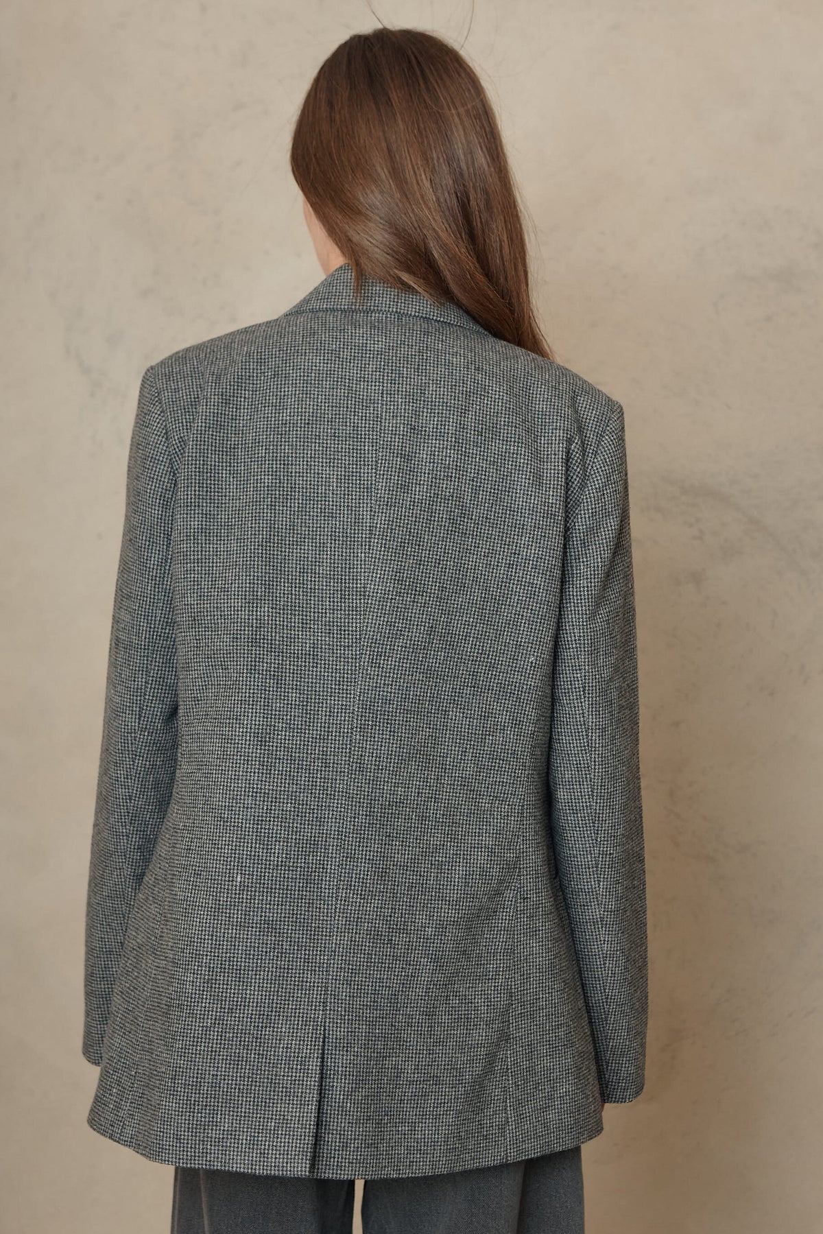 Back of the Teyha houndstooth blazer, showing the relaxed shoulder and back vent