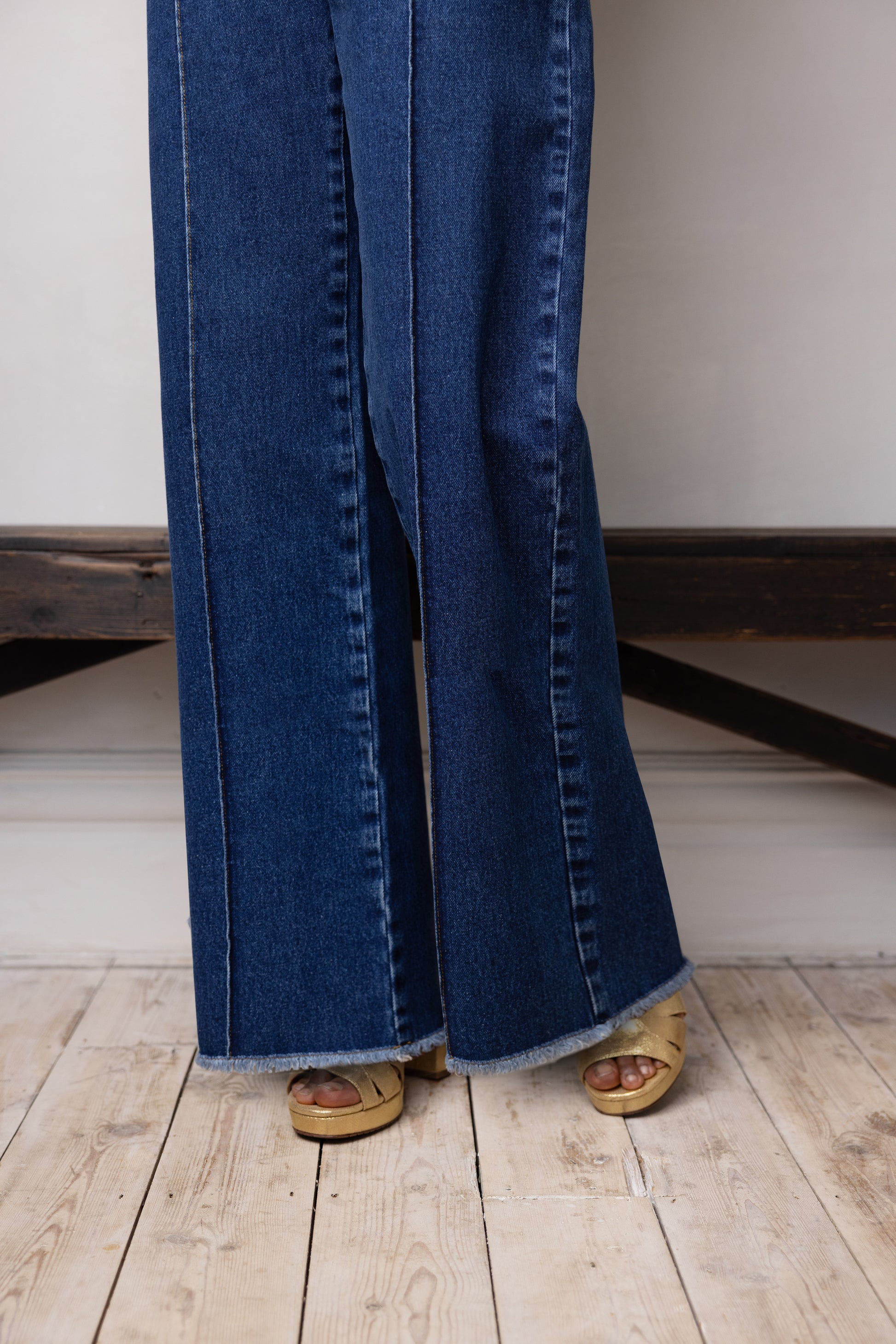 wide leg jeans womenn Eleven Loves close up